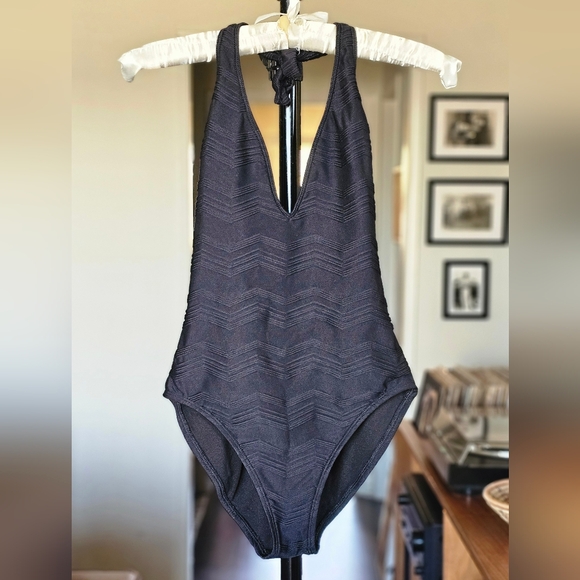 La Blanca Other - La Blanca Black Textured One Piece Swimsuit